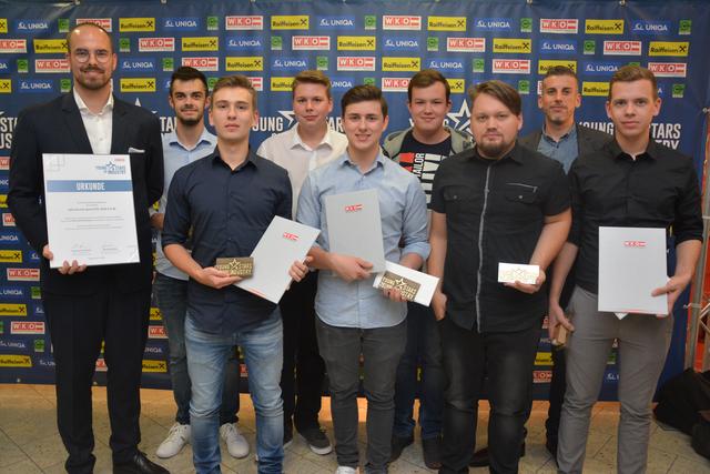 Aptiv Services Austria: Die Ausgezeichnten Klaus Gabriel, Maximilian Weiss, Tobias Böckl, Georg Wiesler, Lukas Halwachs, Philipp Strausz und Gapar Botond Veress wurden von Eltern, Chefs und Ausbildnern bei der Lehrlings-Gala gefeiert.