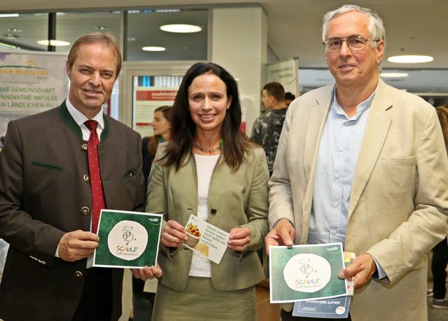 LK-Präs. Johann Mößler, Landesbäuerin Astrid Brunner und PH-Vizerektor Walter Waldner (v.l.) wollen den Wert heimischer Lebensmittel vermitteln