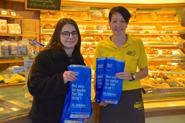 Kathrin Danzl von der Bäckerei Schmidt übergab die Kipferl an Kreativassistentin Dragana Vujmilovic.