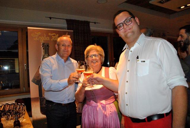 Christian Aigner von der Genossenschaftsbrauerei Rieder Bier, Christl Lindner und Biersommelier Raphael Wagner (v. li.).