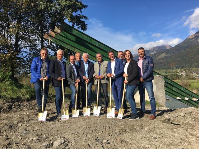 Beim Spatenstich: Hannes Poglitsch (Wasserwirtschaft Hermagor), Bürgermeister Hermann Jantschgi, Vizebürgermeister Markus Salcher, Gemeindevorstand Winfried Eder, Günther Fian (BH Hermagor), Hartmut Stranner, Landesrat Daniel Fellner, Christian Seiwald (Firma Seiwald), Vizebürgermeisterin Barbara Plunger, Andreas Mößlacher (Firma Porr)