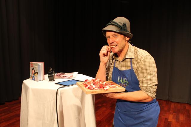 Luis lässt sich den Südtiroler Speck schmecken