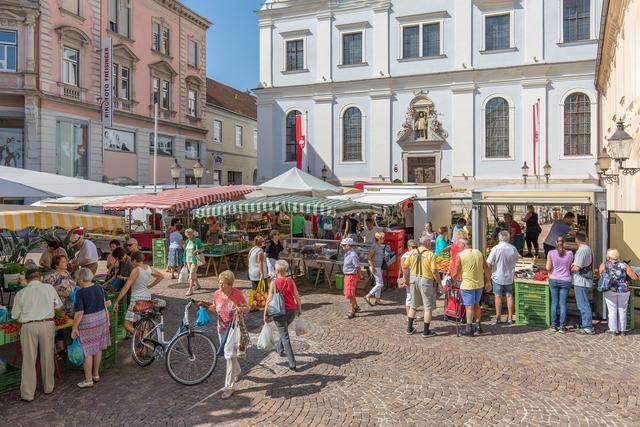 Der Leobener Bauernmarkt auf dem Kirchplatz wird aufgrund von Sanierungsarbeiten temporär verlegt.  | Foto: Foto Freisinger