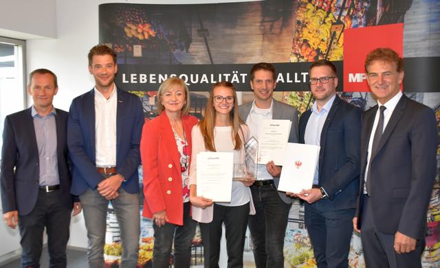 Bei der Auszeichnungsfeier v. li. Herbert Unterlehner (Direktor Tiroler Fachberufsschule für Handel und Büro Innsbruck), Stefan Wanner (Bezirksstellenleiter Wirtschaftskammer Tirol/Innsbruck-Stadt-Land), Bildungs- und Arbeitslandesrätin Beate Palfrader, "Lehrling des Monats Oktober 2019" Julia Kirschner, Thomas Schrott (Lehrlingsausbildner und Personalentwickler Firma MPREIS), Klaus Rainer (Vizepräsident Arbeiterkammer Tirol) und Romed Giner (Vize-Bgm Rum und ehemaliger Hauptschullehrer von Julia Kirschner).