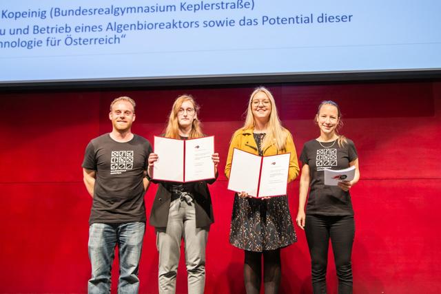 Selina Friesenbichler (2.v.r.) gewann den Preis der FH Joanneum für ihre hervorragende vorwissenschaftliche Arbeit.