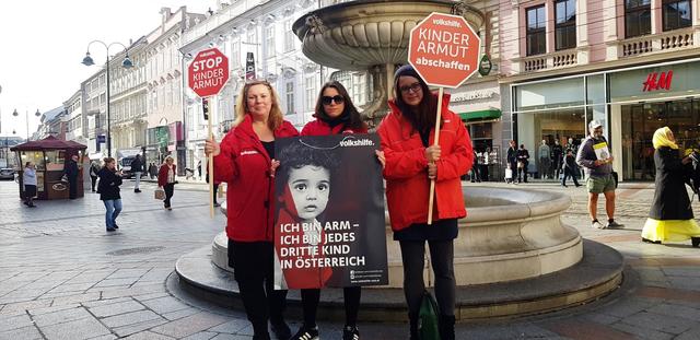 Maria Dietrich (Bildmitte) und ihre Mitstreiterinnen gingen am Tag der Armut in Linz auf die Straße.