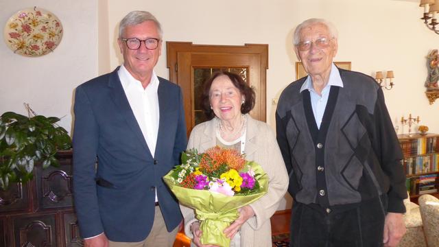 Bürgermeister Harry Preuner besuchte Heinrich Zach (rechts, im Bild mit Gattin Elfriede) zu dessen 101. Geburtstag und brachte Blumen und Torte mit. | Foto: Stadt Salzburg 