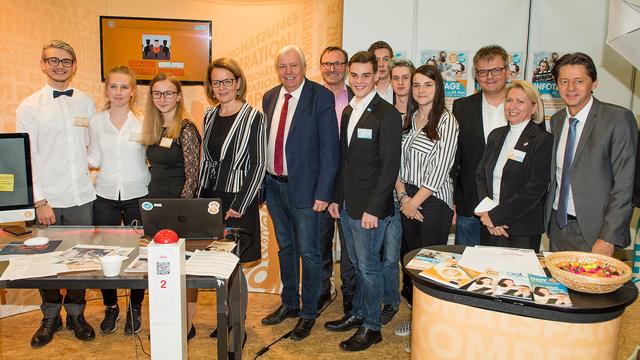 Foto © Roschmann v.l.n.r.: Erik Schweiger, Jolanda Kamleitner, Veronika Schauberger, Bildungslandesrätin Christiane Teschl-Hofmeister, Bildungsdirektor Johann Heuras, Schulleiter Rainer Graf, Maximilian Strobl, Jonathan Strauss, Lukas Tieber, Verena Vorlaufer, Elternvereinsobmann Leopold Datzreiter, Renate Gruber, Bezirkshauptmann Johann Seper