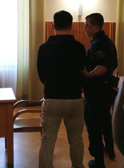 Der Angeklagte soll seine Freundin geschlagen, gewürgt und bedroht haben.