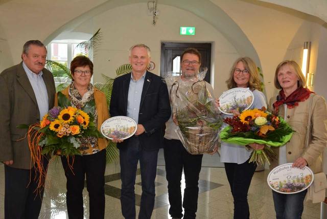 Bürgermeister Robert Altschach mit den Gewinnern von „Waidhofen blüht auf“ bei der Preisübergabe im Rathaus: Erwin und Brunhilde Böhm (Platz 1), Norbert und Andrea Dangl (Platz 2) und Erika Hetzer (Platz 3).