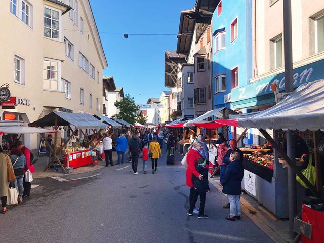 Die Marktstandler freuen sich über das rege Kaufinteresse der BesucherInnen an ihrer umfangreichen regionalen Produktpalette.