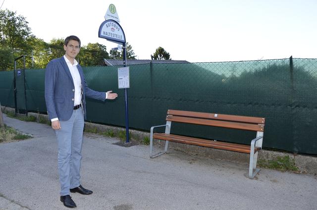 ÖVP Bezirkparteiobmann Stefan Trittner bei der Busstation Otto-Hötzl-Weg