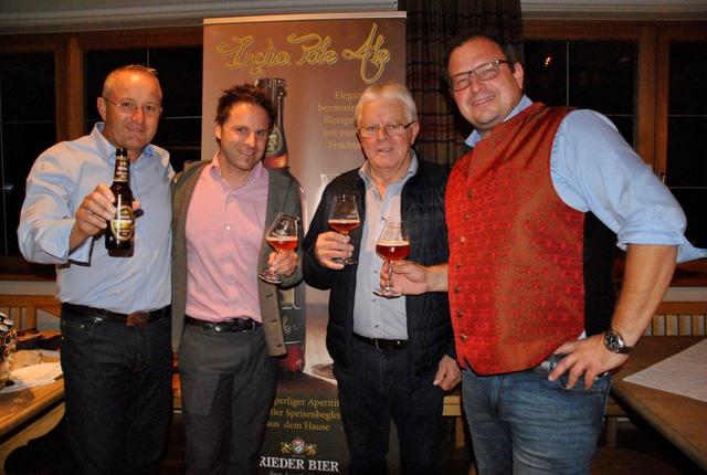 Kürbisbier für Peter Eder und seinen Vater Johann vom KochArt-Wirtshaus Alte Post in Fieberbrunn mit Christian Aigner (li.) und Braumeister Josef Niklas von Rieder Bier. | Foto: Brigitte Eberharter