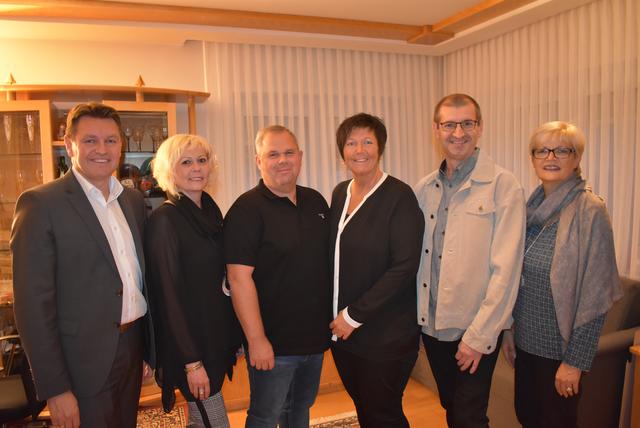 Bürgermeister Erich Trummer, Ortsparteivorsitzende Birgit Grafl, Roman Wessely, Manuela Wessely, Gerald Wagner und Frauenvorsitzende Susanna Rathmanner;