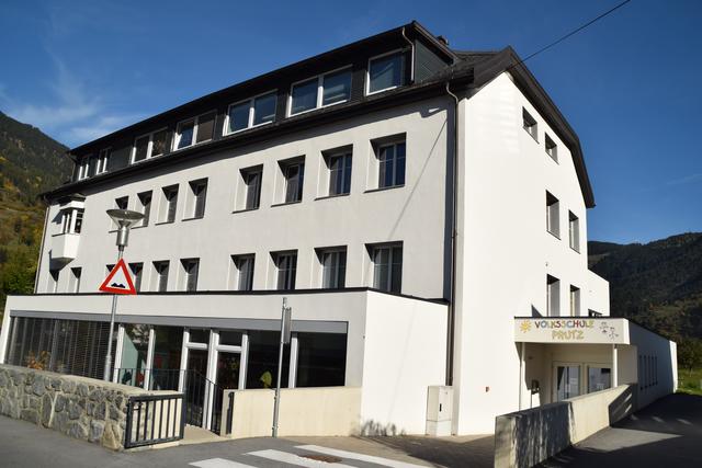 Die Kinderbetreuung findet in der Volksschule Prutz statt.