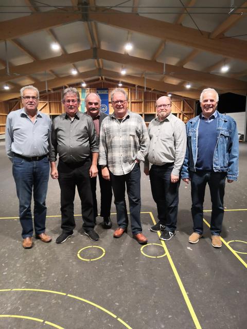 Kassier-Stv. Herbert Kramlinger, Bez.-Schiri-Obmann Helmuth Fuchs, Schriftführer-Stv. Rudolf Schoderböck, Bez.-Obmann Anton Stutz, Schriftführer Franz Ritt, Bez.-Obmann-Stv. und Kassier Werner Hagenauer.