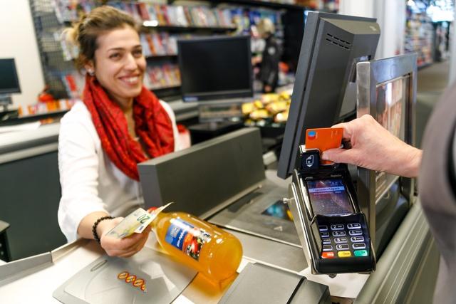 Das Abheben von Bargeld an der Kassa ist bereits möglich.