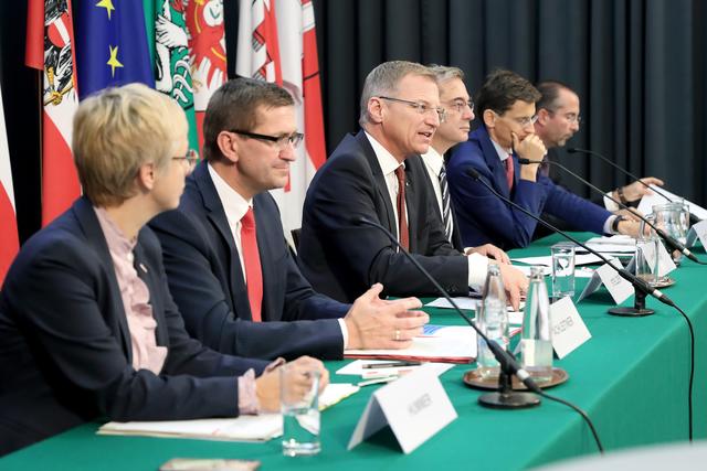 v. l.: WKOÖ-Präsidentin Doris Hummer, Wirtschaftslandesrat Markus Achleitner, Landeshauptmann Thomas Stelzer, Axel Greiner, Präsident der Industriellenvereinigung OÖ, Vorstandsvorsitzender F. Peter Mitterbauer (Miba) und Teodoro Cocca (JKU).