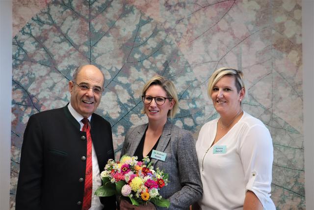 Andrea Guess (Bildmitte) mit ihrer Assistentin Ramona Reischl und Karl Ziegler beim Tag der offenen Zahnarzttür in Fernitz-Mellach.