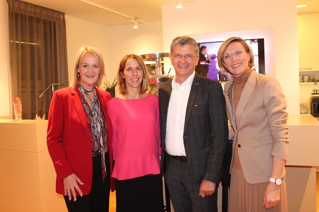 Bettina Wielach und Christian Kutsam gratulierten Anna Irrendorfer (links) und Anna Seyr (rechts) zum Jubiläum.
