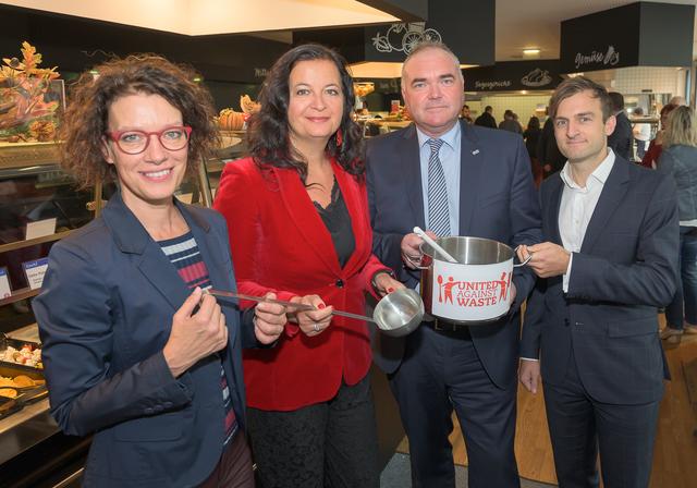 Petra Götz, KAV-Programmleiterin Küche, Stadträtin Ulli Sima, Sodexo-Geschäftsführer Michael Freitag und Josef Newertal, Leiter des Bereichs Infrastrukturmanagment im KAV (v.li.).