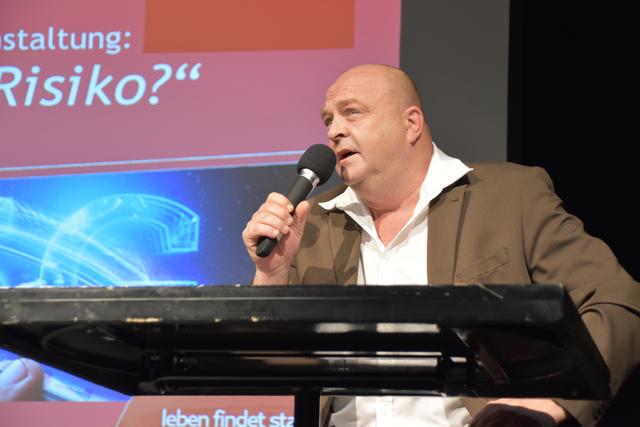 Andi Madersbacher (Pressestelle, Stadtgemeinde) führte durch den Abend. | Foto: Barbara Fluckinger