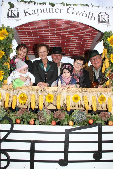 Hoch auf dem Erntewagen: Ein Teil des Kapuner Keller Klangs mit Monika Kapun (links)
