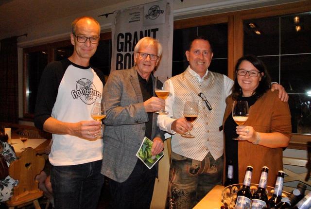 Peter und Sabine Krammer von der Hofstettner Brauerei mit Jakob Treichl und Hubert Möllinger (Allianzagentur Schwoich) beim Probieren des „Granitbocks“.
 | Foto: Brigitte Eberharter