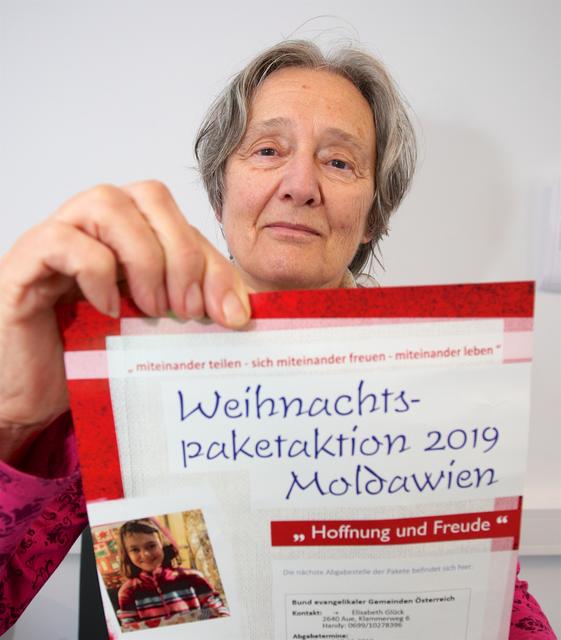 Elisabeth Glück schnürt Packerl für Moldawien.