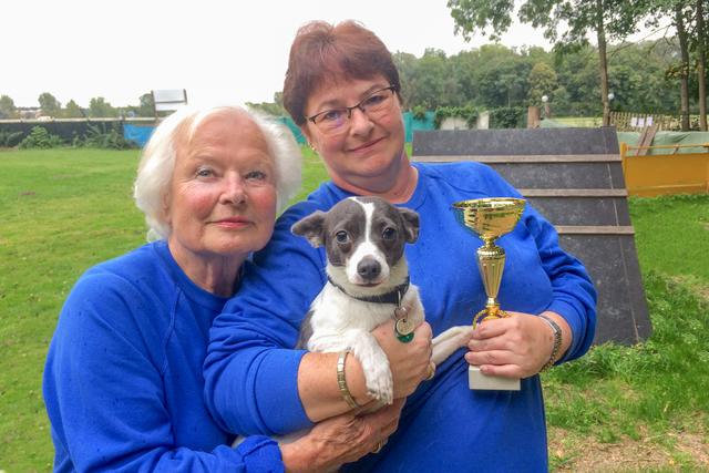 Waltraud und Andrea mit dem kleinen "Lebensretter" Oscar.