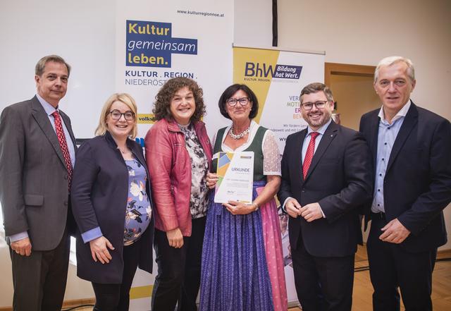 kaufmännischer BhW-Geschäftsführer Andreas Schuhmann, BhW- Landesvorsitzender Bettina Rausch, Bürgermeisterin Beate Jilch, BhW-Bildungswerkleiterin Susanne Haidegger, Landesrat Ludwig Schleritzko, Kultur.Region.NÖ-Geschäftsführer Martin Lammerhuber