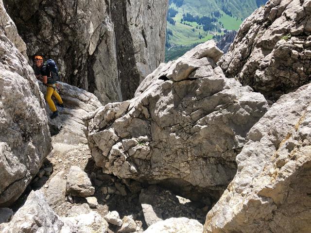 Der 25 Kubikmeter große Felsbrocken stellt keine direkte Gefahr dar, wird aber vorsorglich gesprengt. | Foto: Gerald Valentin (LMZ)