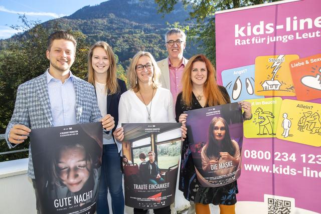 Regisseur Daniel H. Ronacher, Julia Brunhuber (solidshot) und das Team der kids-line mit Chat-Beraterin Margrit Fingerlos, Telefonseelsorge-Leiter Gerhard Darmann und kids-line-Koordinatorin Katja Schweitzer