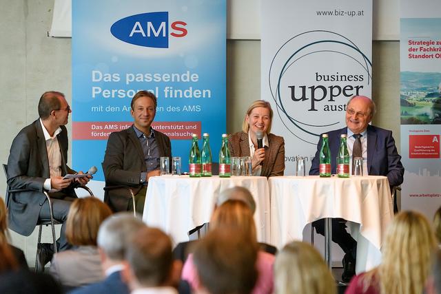 v.l.: Christian Mayer, Business Upper Austria – Fachkräfteservice, Claus Jungkunz, Betriebsservice – Sozialministeriumsservice, Maria Brunner, Abteilungsleiterin Fördermanagement im AMS OÖ, Univ.-Prof. Christoph Badelt, Leiter WIFO – Österreichisches Wirtschaftsforschungsinstitut