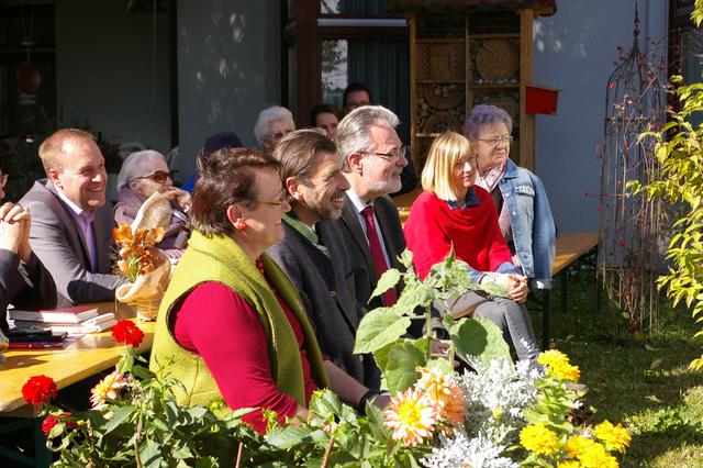 Barbara Gross, Josef Wallner und Helmut-Theobald Müller (vorne von links) feierten mit dem Volkshilfe-Seniorenzentrum.