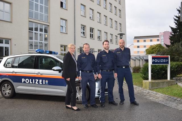 Bürgermeisterin Ursula Puchebner, Stadtwachekommandant Felix Promber, Revierinspektor Philipp Freimann, Inspektor Wolfgang Kapusta.