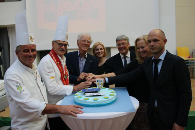 <f>Die Europa Torte</f> wurde vom Klub der Köche zur Verfügung gestellt und von den Ehrengästen angeschnitten.