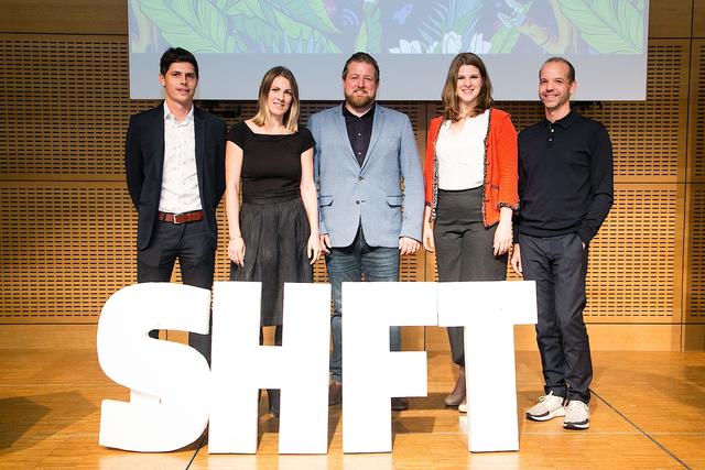 vlnr.: Thomas Grubmiller (Beam Suntory Austria), Nadine Rigele-Hübl (TOWA GmbH), Michael Lettner (Cluster-Manager des IT-Clusters der Business Upper Austria), Jutta Grabenhofer (BRZ GmbH) und Albert Ortig (Netural GmbH)  | Foto: cityfoto/Roland Pelzl