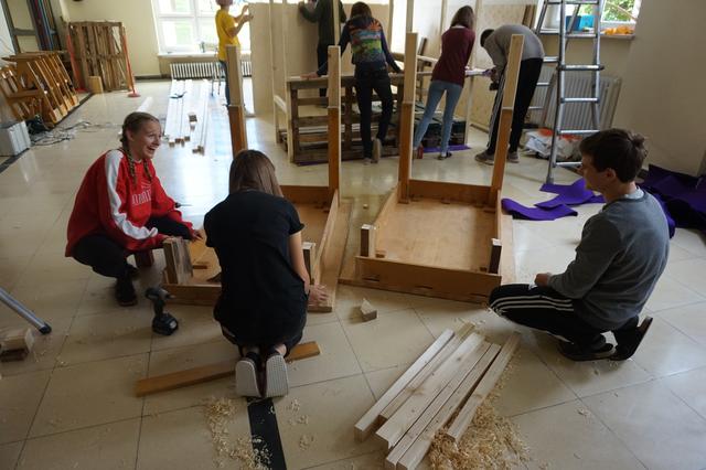 Die SchülerInnen des Gymnasiums Landeck werkten und sägten für ihre neue "Wohlfühloasen".