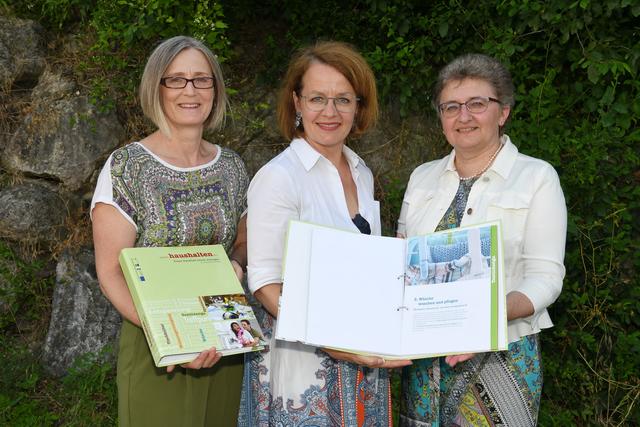Fachlehrerin Hermine Pritz, Bildungs-Landesrätin Christiane Teschl-Hofmeister und Direktorin Rosina Neuhold präsentieren die neue Haushalts-Mappe