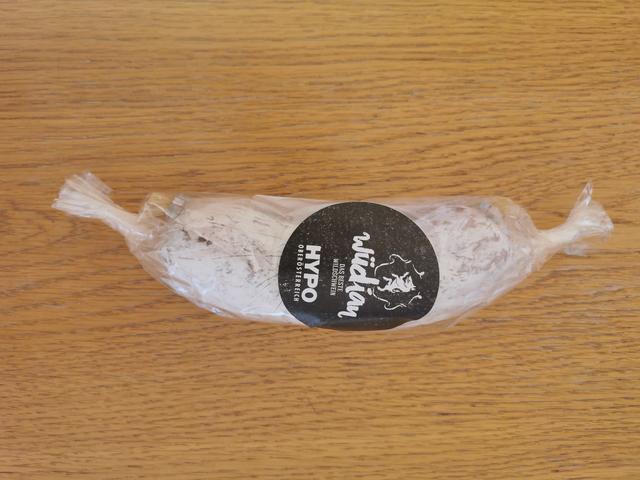 Die HYPO-Bank vergibt an fleißige Sparer eine Wildschweinsalami von einem oberösterreichischen Erzeuger.
