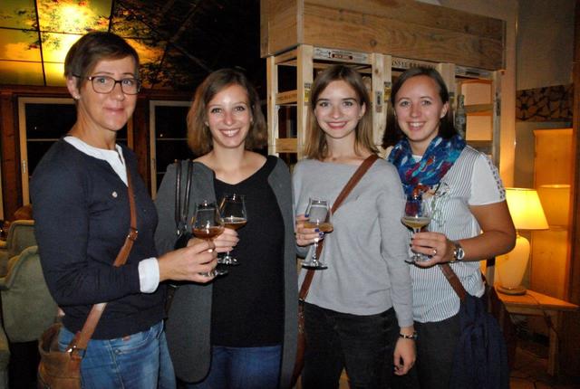 Das Inselbier von Rügen schmeckte auch den Damen: Elisabeth, Laura, Simone und Katharina Harasser aus Oberndorf und St. Johann.
 | Foto: Brigitte Eberharter