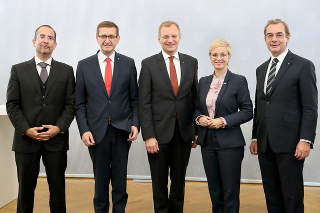 v. l.: Teodoro Cocca (JKU), Wirtschaftslandesrat Markus Achleitner, Landeshauptmann Thomas Stelzer, WKOÖ-Präsidentin Doris Hummer und Axel Greiner, Präsident der Industriellenvereinigung OÖ.