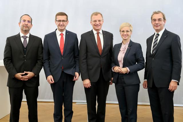 v. l.: Teodoro Cocca (JKU), Wirtschaftslandesrat Markus Achleitner, Landeshauptmann Thomas Stelzer, WKOÖ-Präsidentin Doris Hummer und Axel Greiner, Präsident der Industriellenvereinigung OÖ. | Foto: Land OÖ/Denise Stinglmayr