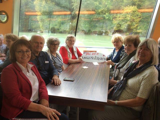 Organisatorin Vbgmin Ursula Aigner während der Schifffahrt Richtung Passau.