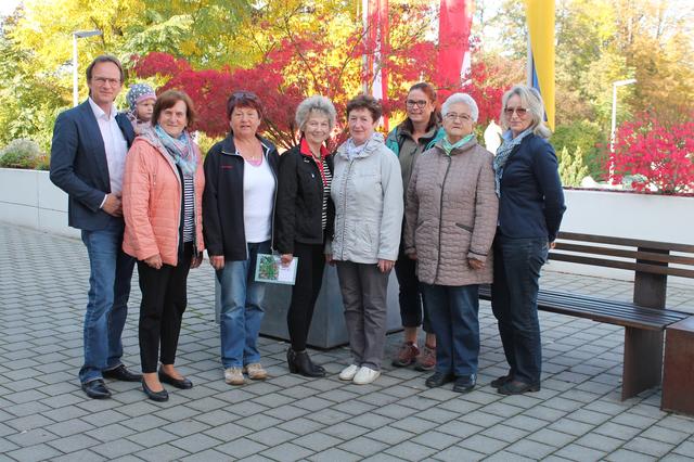 Bürgermeister Dieter Lang mit Tochter Karolina, Edeltraud Obermayr, Helga Wageneder, Waltraud Harrer, Maria Etzl, Michaela Huter, Hanni Kerschhuber und Gerlinde Mairhuber (nicht am Bild: Alois Rudelstorfer, Friederike Kraus, Katja Ramsner, Stefanie Lengauer)