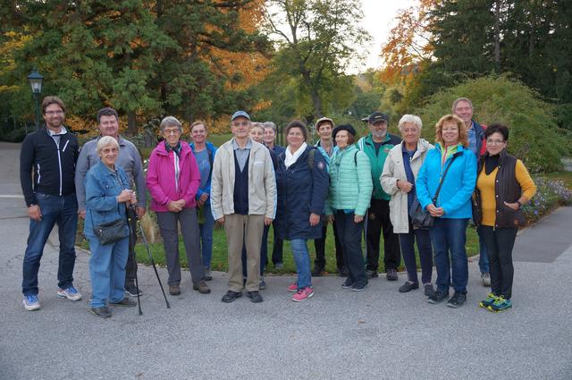 ganz links - Mag. Boris Zalokar mit Teilneher/innen des Workshops im Rosarium