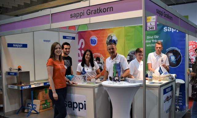 Ob Aus- oder Weiterbildung, auf der BeSt in der Grazer Messehalle traf sich die Jugend zur Berufsorientierung. So auch beim Stand von Sappi Gratkorn, wo Lehrlingsausbilder Wolfgang Steinwender und Angela Zenz/Personalentwicklung auf eine Karriere in der Papierindustrie aufmerksam machten.