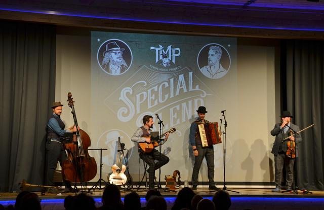 Tyrol Music Project vor dem Cover des zweiten Albums "Special Blend"