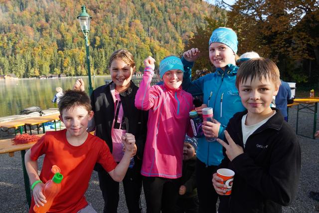 Simon, Karina, Vanessa, Janine und Seppi liefen 51 Runden für die Krebshilfe.